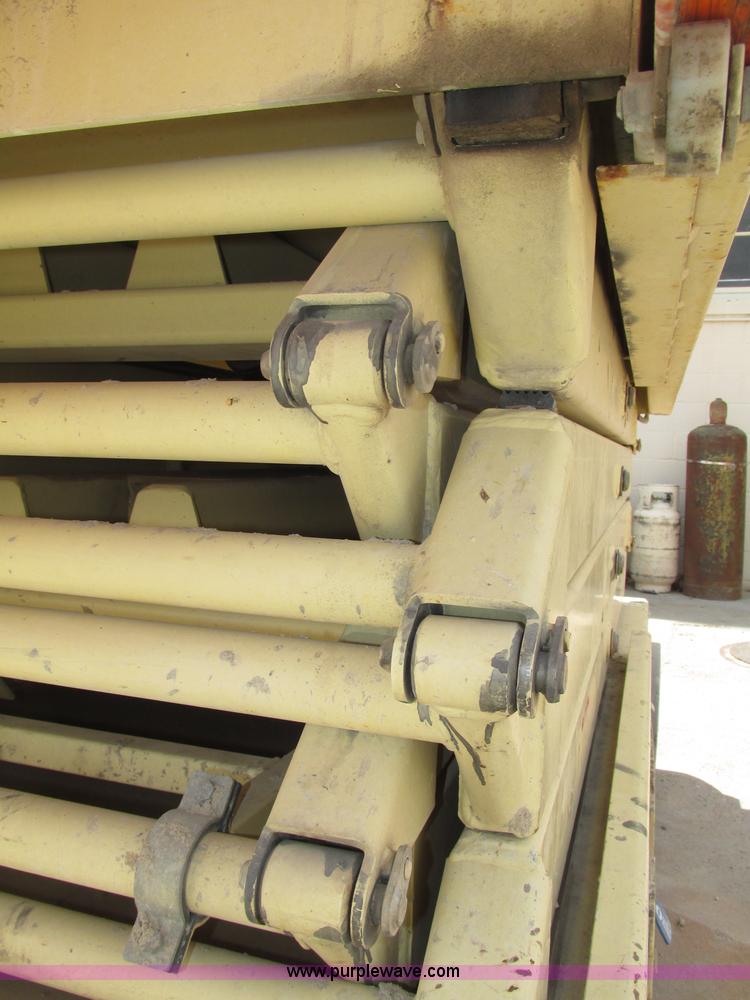 image for item F7387 2002 JLG 2646-E2 electric scissor lift