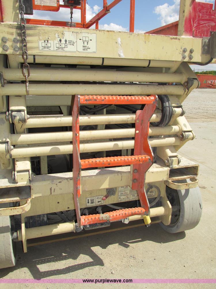 image for item F7387 2002 JLG 2646-E2 electric scissor lift