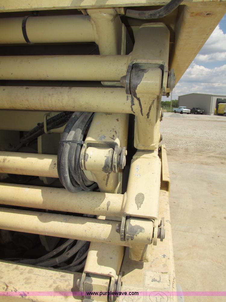 image for item F7387 2002 JLG 2646-E2 electric scissor lift