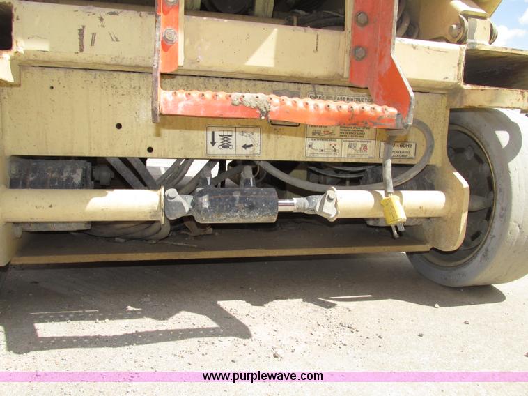 image for item F7387 2002 JLG 2646-E2 electric scissor lift