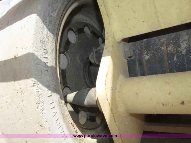 image for item F7387 2002 JLG 2646-E2 electric scissor lift