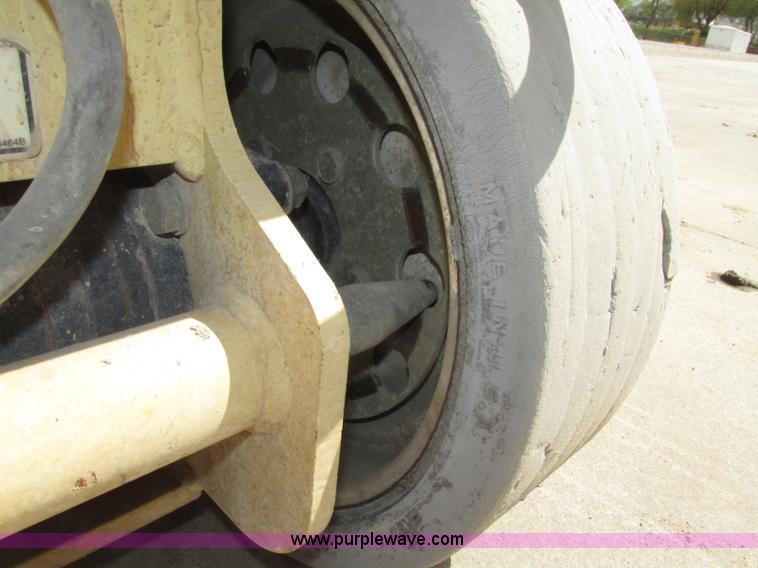 image for item F7387 2002 JLG 2646-E2 electric scissor lift