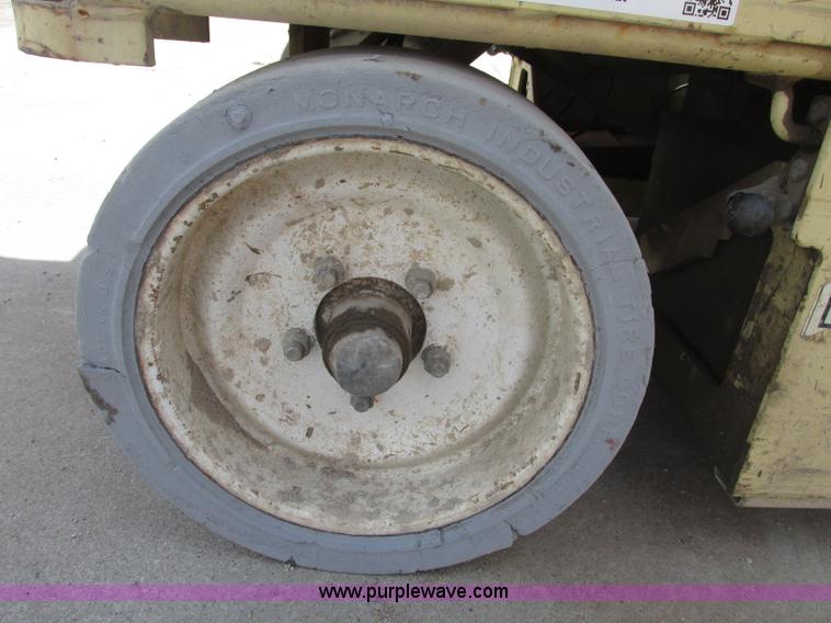 image for item F7387 2002 JLG 2646-E2 electric scissor lift