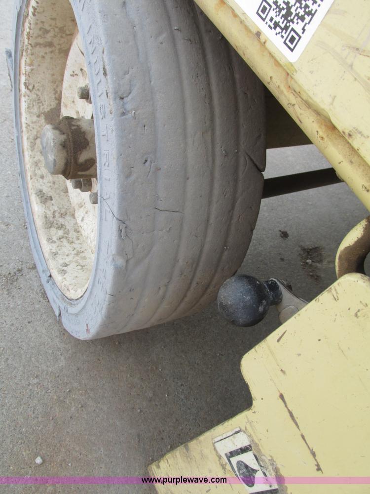 image for item F7387 2002 JLG 2646-E2 electric scissor lift