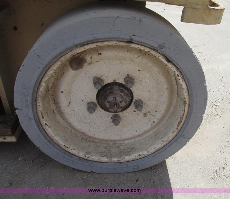 image for item F7387 2002 JLG 2646-E2 electric scissor lift