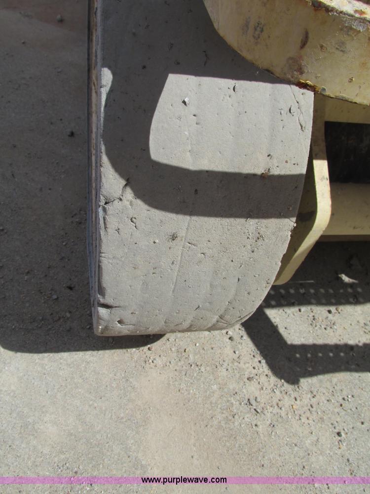 image for item F7387 2002 JLG 2646-E2 electric scissor lift