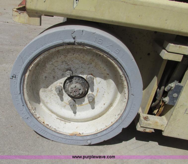 image for item F7387 2002 JLG 2646-E2 electric scissor lift