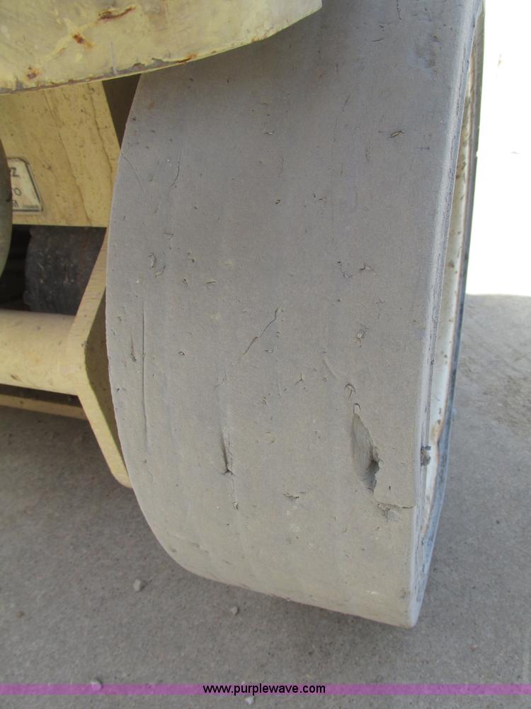 image for item F7387 2002 JLG 2646-E2 electric scissor lift