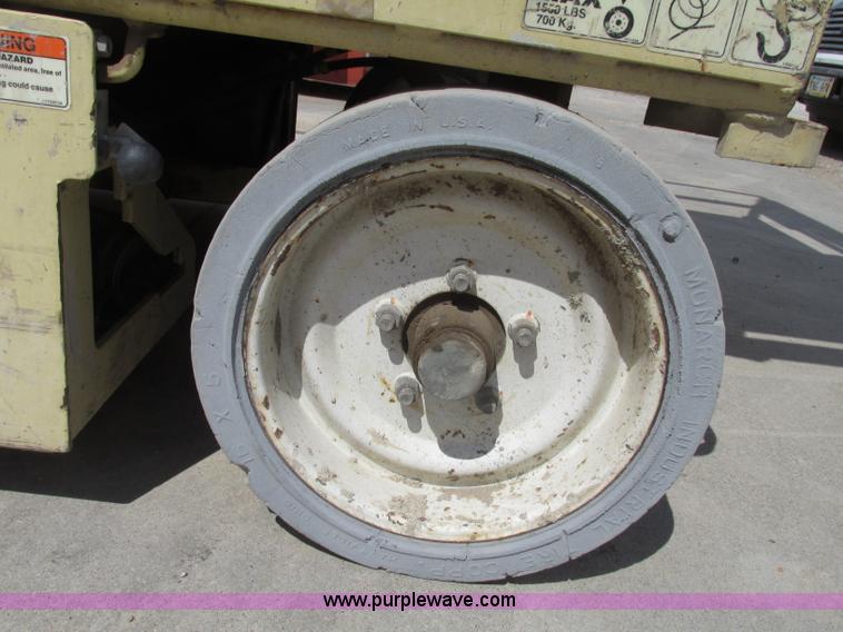 image for item F7387 2002 JLG 2646-E2 electric scissor lift