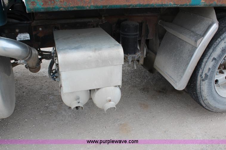 image for item H2662 2000 Peterbilt 378 dump truck