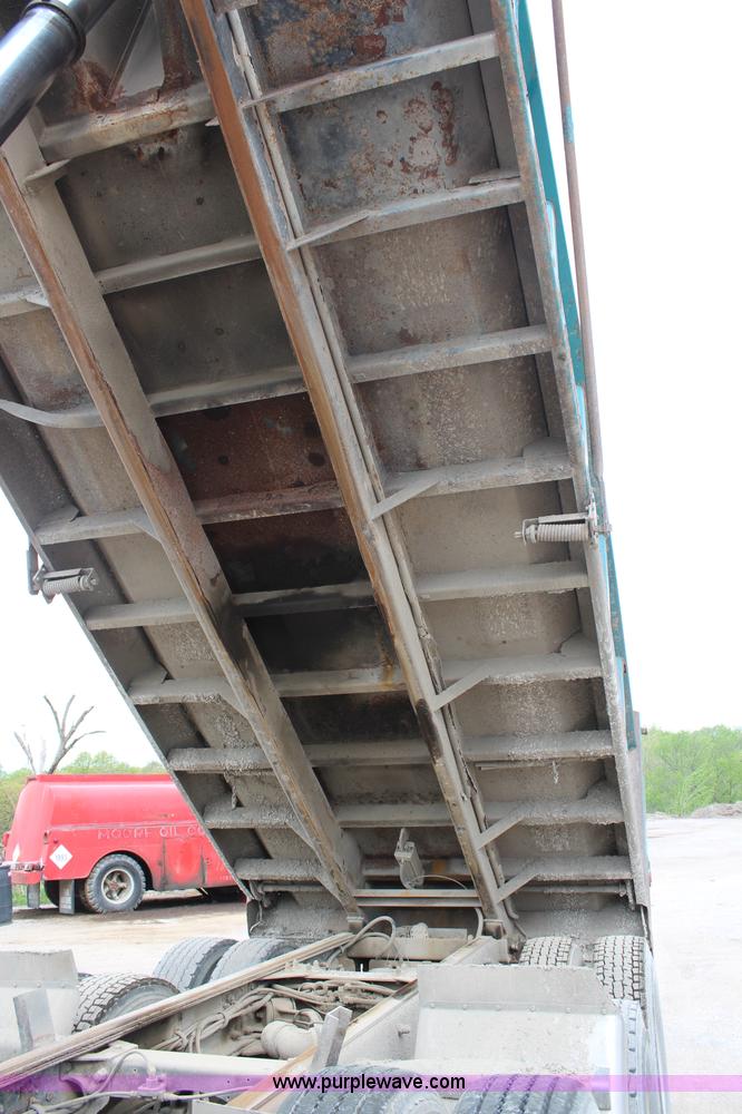 image for item H2662 2000 Peterbilt 378 dump truck