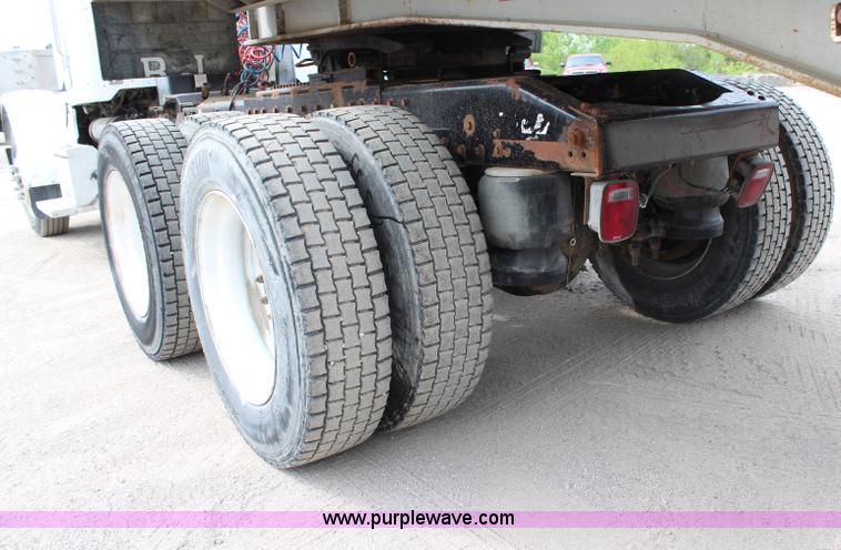 image for item H2663 1996 Peterbilt 378 semi truck