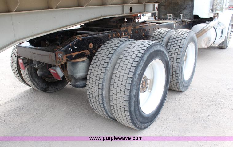 image for item H2663 1996 Peterbilt 378 semi truck