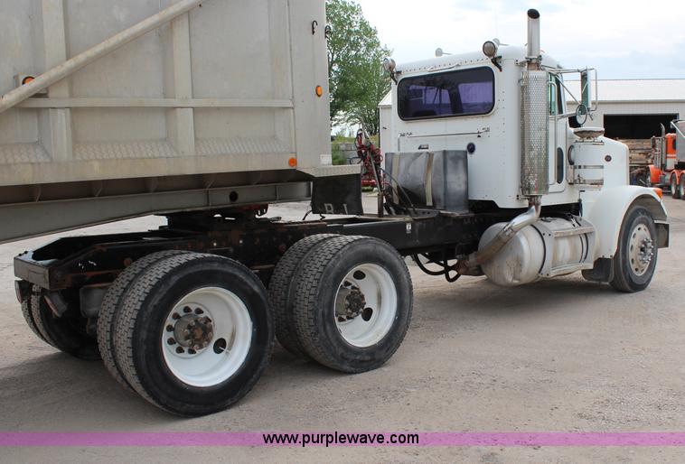 image for item H2663 1996 Peterbilt 378 semi truck