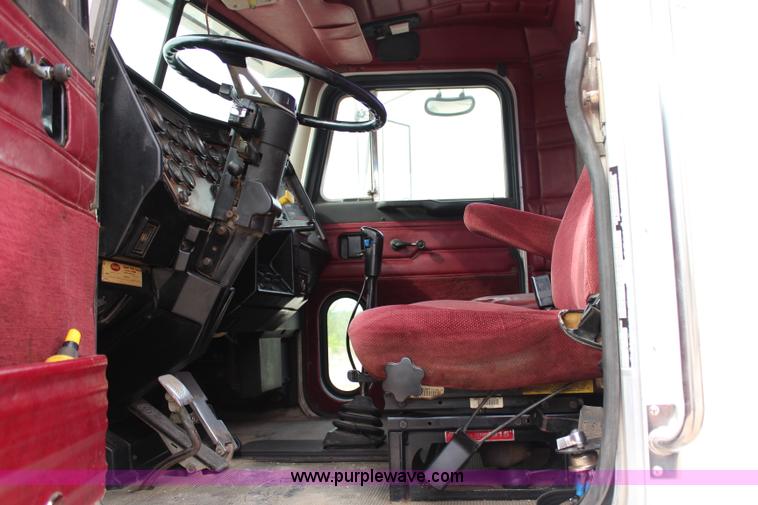 image for item H2663 1996 Peterbilt 378 semi truck