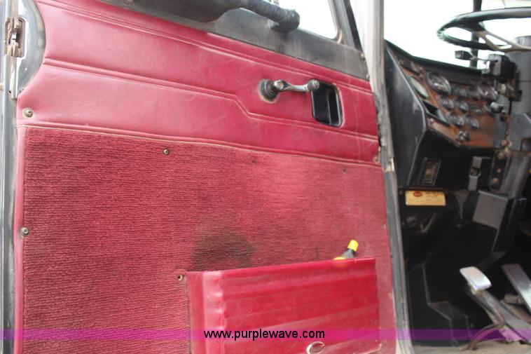 image for item H2663 1996 Peterbilt 378 semi truck