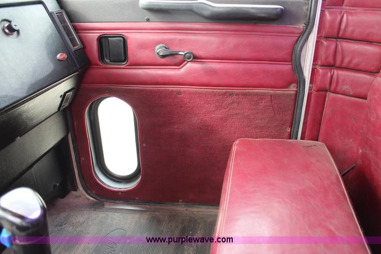 image for item H2663 1996 Peterbilt 378 semi truck