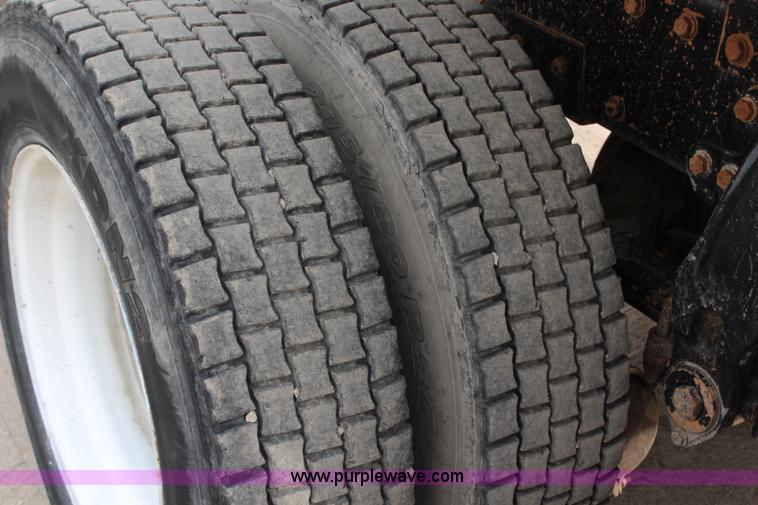 image for item H2663 1996 Peterbilt 378 semi truck