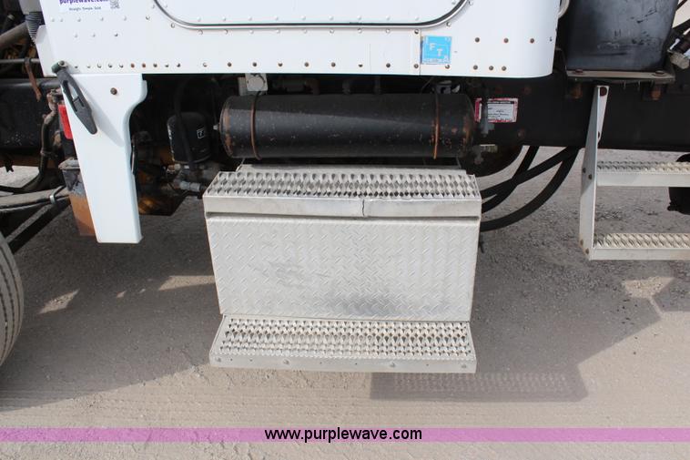 image for item H2663 1996 Peterbilt 378 semi truck