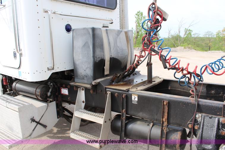 image for item H2663 1996 Peterbilt 378 semi truck