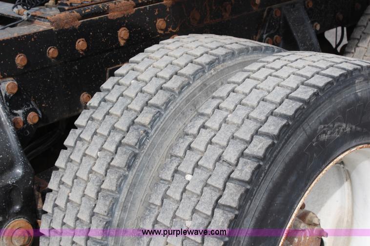 image for item H2663 1996 Peterbilt 378 semi truck