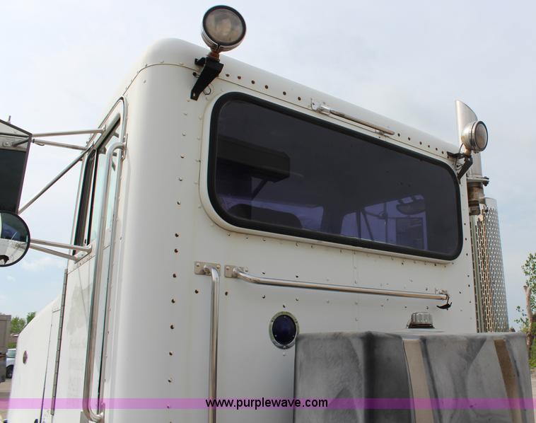 image for item H2663 1996 Peterbilt 378 semi truck
