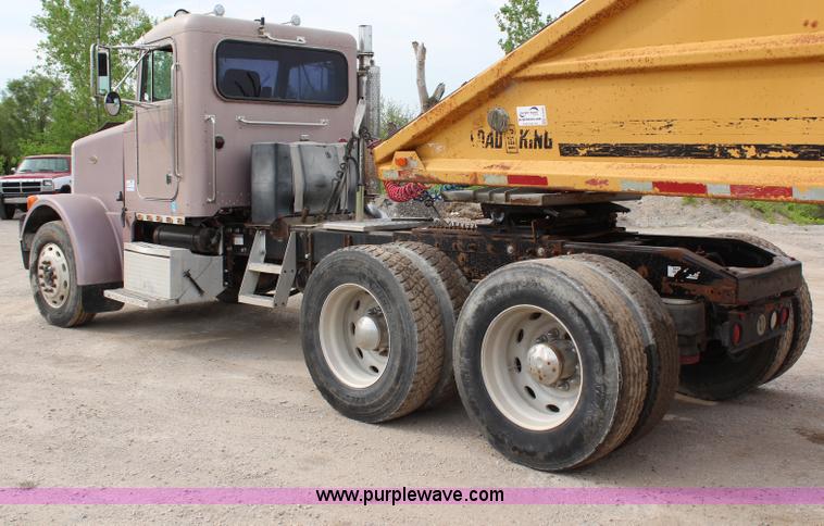 image for item H2665 1996 Peterbilt 378 semi truck