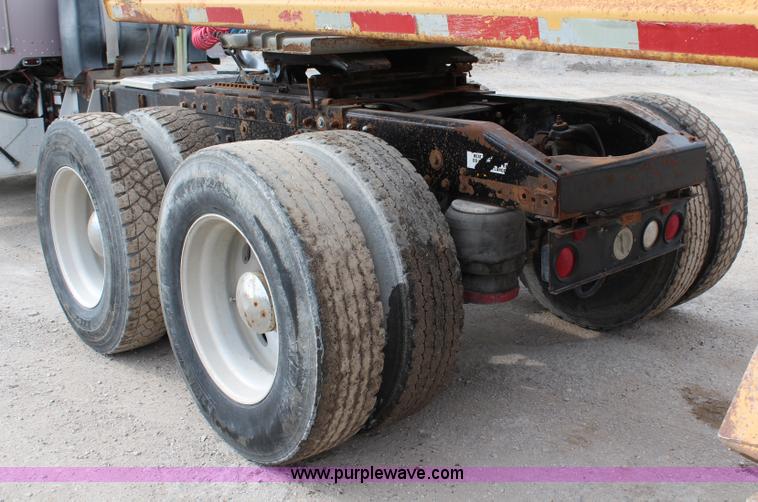 image for item H2665 1996 Peterbilt 378 semi truck