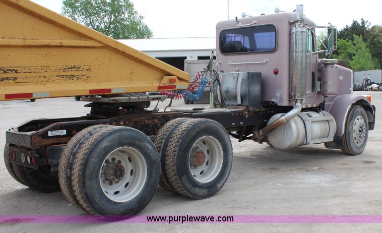 image for item H2665 1996 Peterbilt 378 semi truck