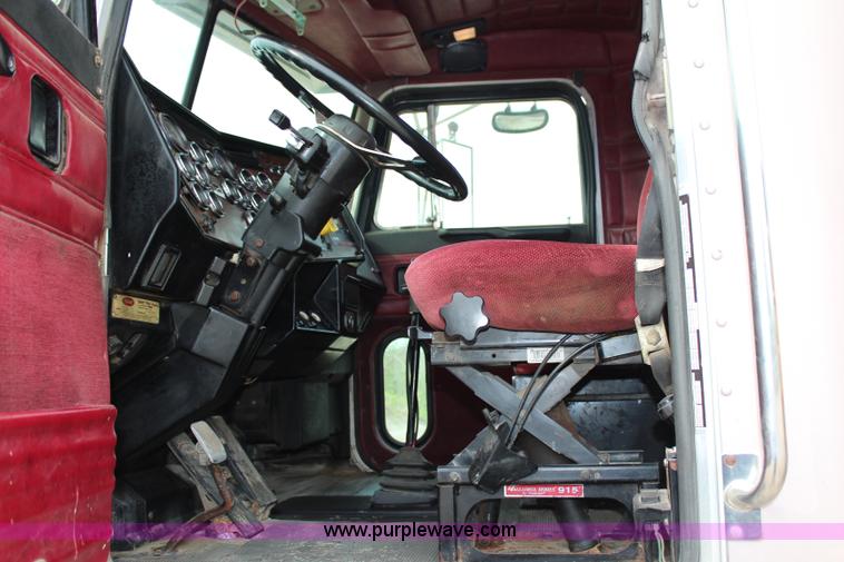 image for item H2665 1996 Peterbilt 378 semi truck