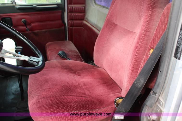 image for item H2665 1996 Peterbilt 378 semi truck