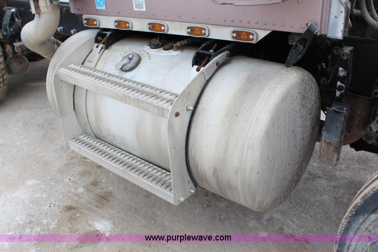 image for item H2665 1996 Peterbilt 378 semi truck