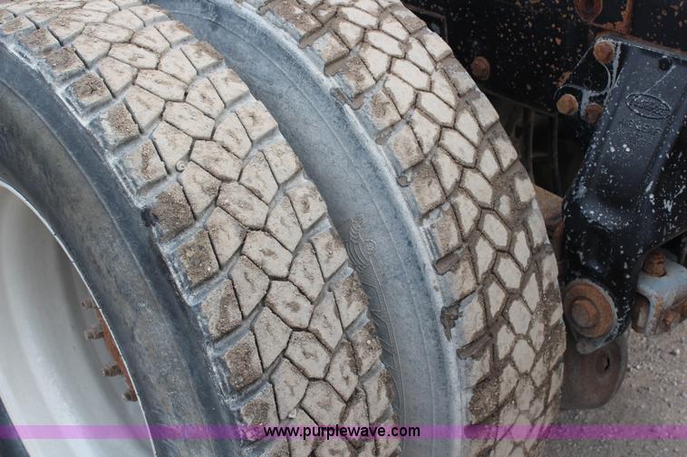 image for item H2665 1996 Peterbilt 378 semi truck