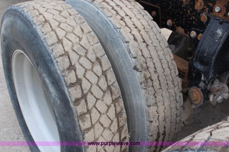 image for item H2665 1996 Peterbilt 378 semi truck