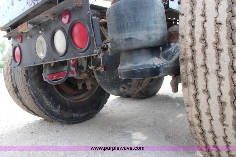 image for item H2665 1996 Peterbilt 378 semi truck