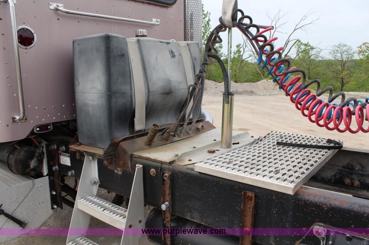 image for item H2665 1996 Peterbilt 378 semi truck