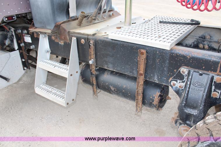 image for item H2665 1996 Peterbilt 378 semi truck