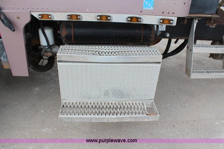 image for item H2665 1996 Peterbilt 378 semi truck