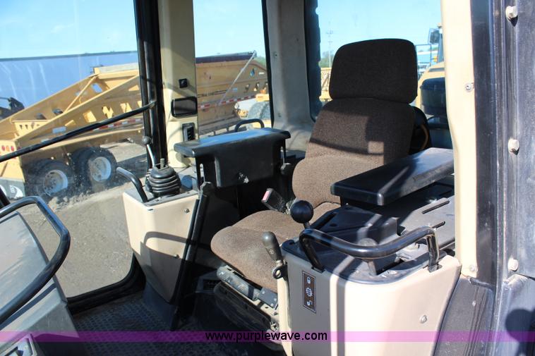 image for item H2679 2002 Caterpillar 963C track loader