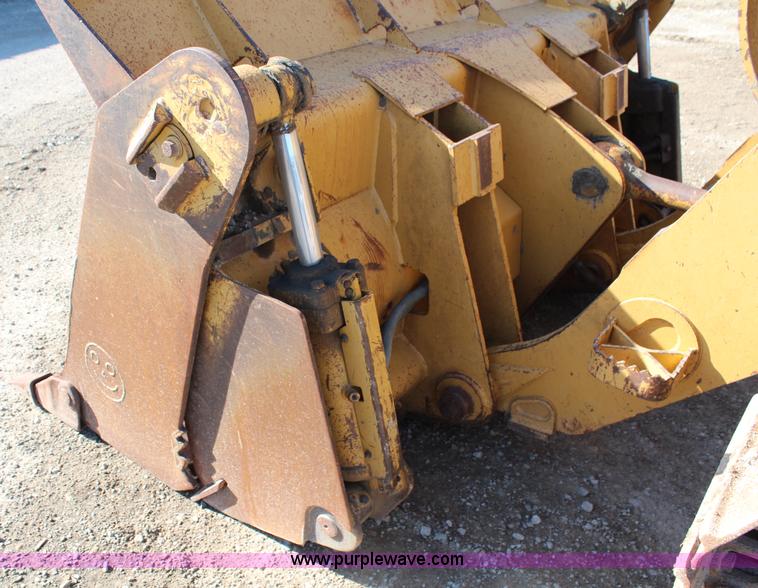 image for item H2679 2002 Caterpillar 963C track loader