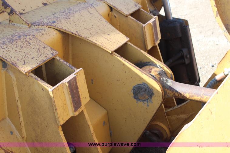 image for item H2679 2002 Caterpillar 963C track loader