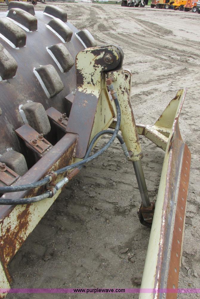 image for item I2565 1995 Ingersoll Rand SD-70F vibratory padfoot compactor