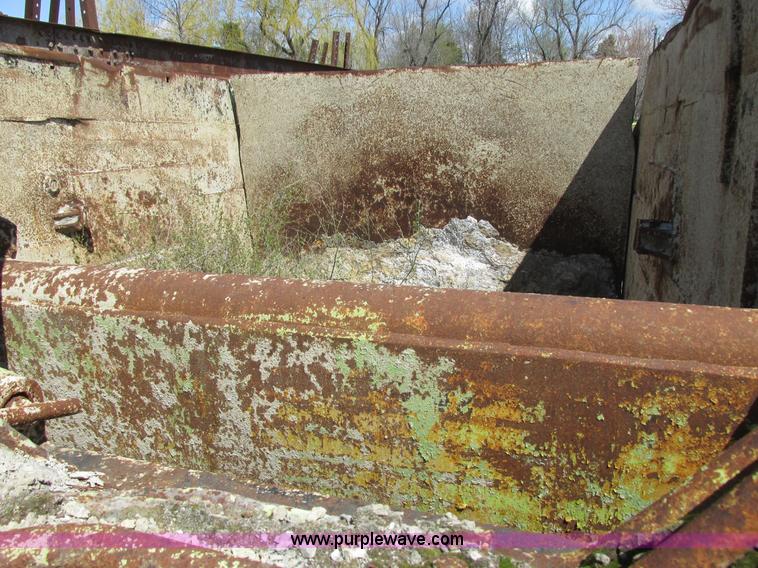 image for item I2570 Euclid 34LDT tractor scraper