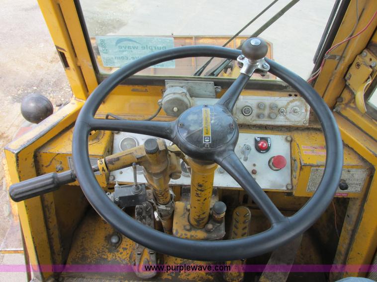 image for item I2626 1974 Caterpillar 930 wheel loader