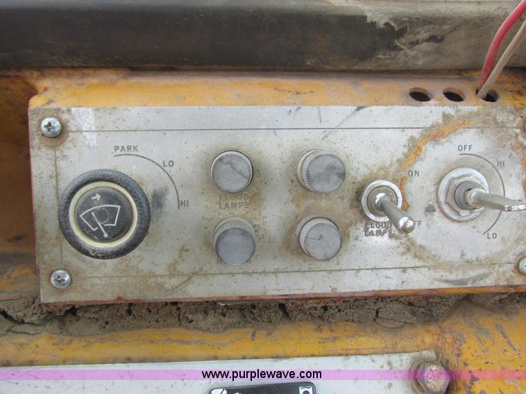 image for item I2626 1974 Caterpillar 930 wheel loader