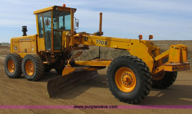 image for item I2627 1988 John Deere 770B articulated motor grader