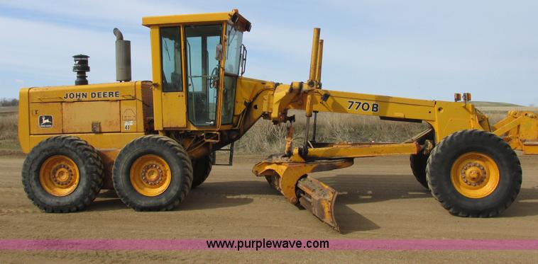 image for item I2627 1988 John Deere 770B articulated motor grader