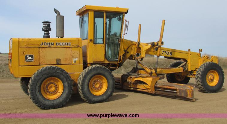 image for item I2627 1988 John Deere 770B articulated motor grader
