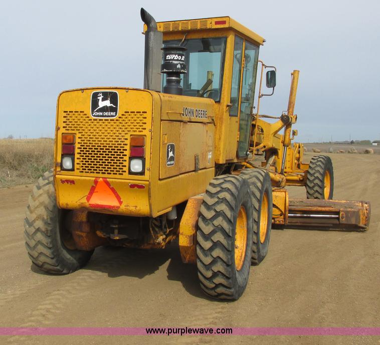 image for item I2627 1988 John Deere 770B articulated motor grader