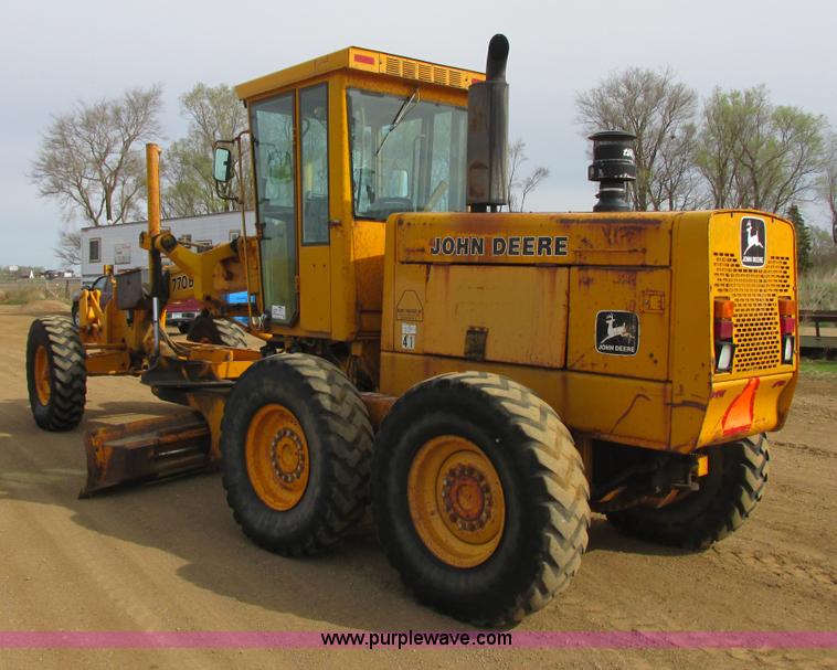 image for item I2627 1988 John Deere 770B articulated motor grader